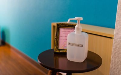 玄関にアルコールスプレーを設置しております。 - レンタルサロン&ヒーリング・クロエ横浜駅前の設備の写真