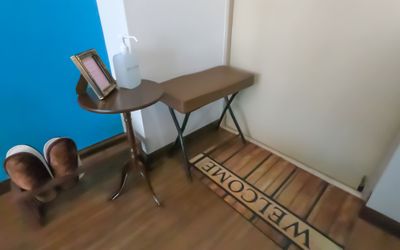 玄関先のチェアがあるので、お履物の履き替えが楽々です。 - レンタルサロン&ヒーリング・クロエ横浜駅前の入口の写真