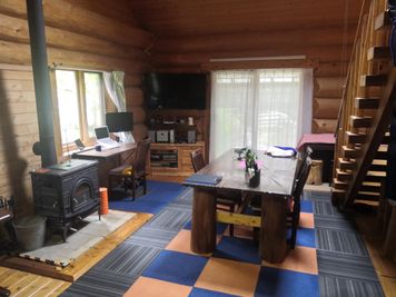 メインルームの全体 - 明野キャンピングベース（ワーキングスペース） 本格的な丸太のカナディアンログハウス一棟貸しも可能です。の室内の写真