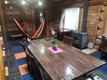 メインルームの全体2 - 明野キャンピングベース（ワーキングスペース） 本格的な丸太のカナディアンログハウス一棟貸しも可能です。の室内の写真