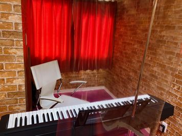 中央部：ピアノ上部 - 防音スタジオ　Lavoc Room1（防音音楽・撮影スタジオ）の室内の写真