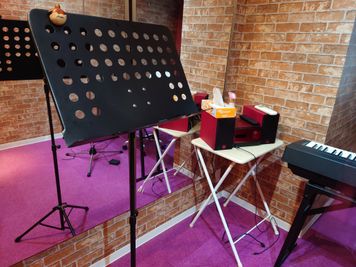 備品（譜面台、ミニコンポ、ピアノ）上部 - 防音スタジオ　Lavoc Room1（防音音楽・撮影スタジオ）の室内の写真