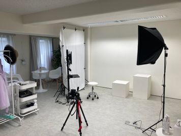 背景は 白壁　ボックス大小あり
外部モニター　MacBookストロボシンクロセット済み - selfie studio UN SUCRE （アンスュクレ) お砂糖ひとつ。私らしい写真を私のペースで撮れる場所です。の室内の写真