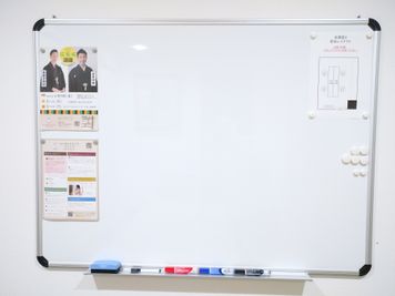 スペース内にホワイトボードがございますので、ご自由にご利用ください。 - 貸会議室Asagaya 会議室２の設備の写真