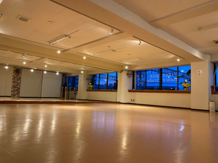 日中は壁一面の窓から自然光が差し込み、夜はライトアップ！換気の良い気持ち良いスタジオです。 - JUKE BOX Dance Studio 小手指本校 ダンス・バレエ・ヨガ・ピラティス・エアロビクス・タップの室内の写真