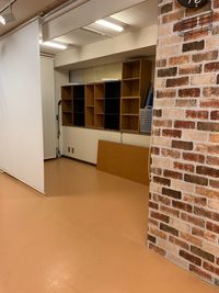 頭上のロールスクリーンを下ろすと、第一更衣室（大）になります。第二更衣室（小）もあります。 - JUKE BOX Dance Studio 小手指本校 レンタルスタジオJUKE BOX 小手指本校の室内の写真