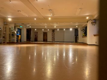 スタジオ後方から - JUKE BOX Dance Studio 小手指本校 ダンス・バレエ・ヨガ・ピラティス・エアロビクス・タップの室内の写真