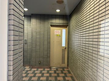 オプション：お手洗い
ビル併設のトイレとなるため、ほかのビルの入居者も利用しますのでご注意ください。 - 豊中マルチレンタルスペース 落ち着いたシンプルな会議室の設備の写真