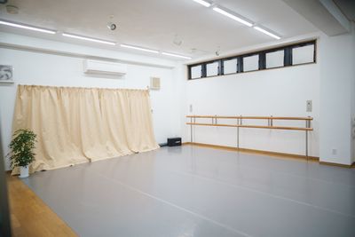 全体 - 横浜 TO BE STUDIO ダンスレッスンフロアの室内の写真