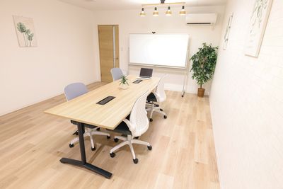 【オプション/駐車場無料】阪急豊中駅から徒歩5分！会議、セミナー、勉強会など落ち着いた環境で作業に取り組めます。 - 豊中マルチレンタルスペース