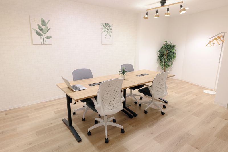 落ち着いたシンプルな会議室 - 豊中マルチレンタルスペース