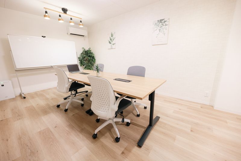 落ち着いたシンプルな会議室 - 豊中マルチレンタルスペース