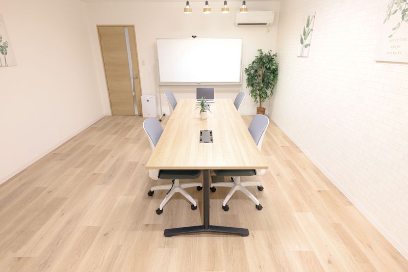 落ち着いたシンプルな会議室 - 豊中マルチレンタルスペース
