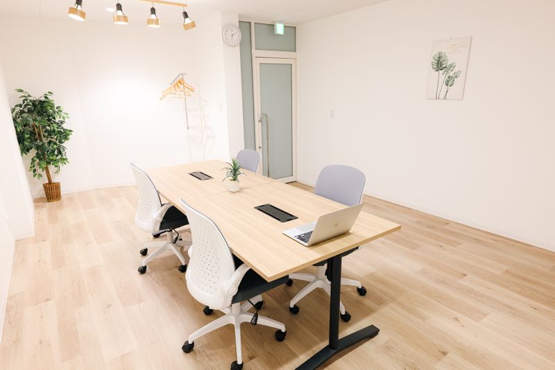 落ち着いたシンプルな会議室 - 豊中マルチレンタルスペース