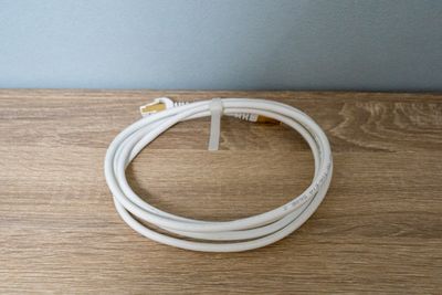 オプション：有線LAN
長さ2ｍ×３本あります。 - 豊中マルチレンタルスペース 落ち着いたシンプルな会議室の設備の写真