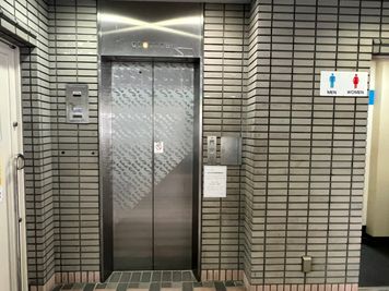 オプション：エレベーター - 豊中マルチレンタルスペース 落ち着いたシンプルな会議室の設備の写真