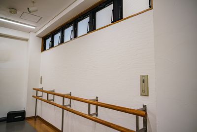 壁側のバー
壁は100%天然の漆喰 - 横浜 TO BE STUDIO ダンスレッスンフロアの室内の写真