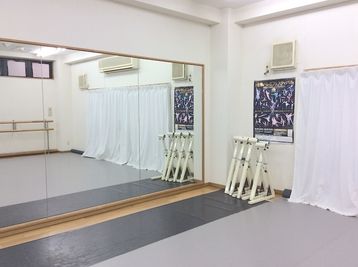 組み立て用バー - 横浜 TO BE STUDIO ダンスレッスンフロアの室内の写真