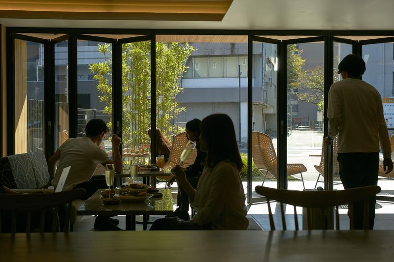 FAV HOTEL KUMAMOTO 【ホテル1階】オープンテラス付きカフェスペースの室内の写真