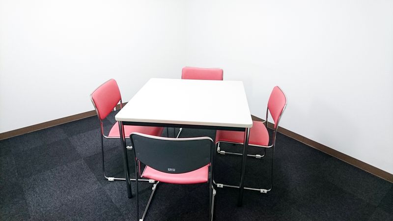 4名様でご利用いただける会議室です。 - 渋谷アントレサロン 4名会議室の室内の写真
