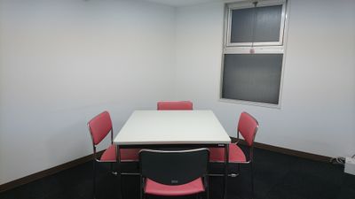 天井まで壁はなく、上が少し開いています。
Wi-Fi・電源等の備品も完備しております。 - 渋谷道玄坂アントレサロン 4名会議室の室内の写真
