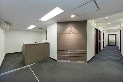 受付スタッフまでお声がけください。お部屋にご案内させていただきます。 - 渋谷道玄坂アントレサロン 4名会議室の入口の写真