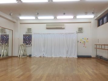 リノリウムなし　床 - 横浜 TO BE STUDIO ダンスレッスンフロアの室内の写真
