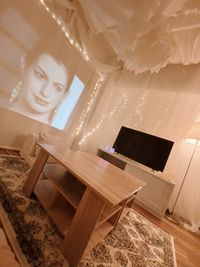 部屋全体のイルミネーションが非日常空間を演出 - ノイエ桃谷 写真映えパーティスペースの室内の写真