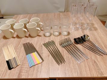 マグカップ、ガラスコップ、ワイングラス
木製箸、韓国箸、ナイフ、フォーク、スプーン豊富 - ノイエ桃谷 写真映えパーティスペースの室内の写真