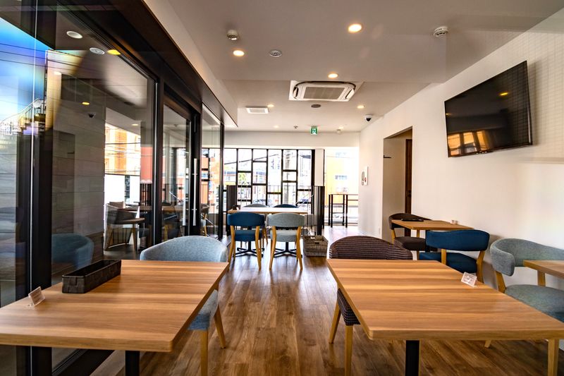 全面ガラス張りの明るい2F店内 - SAKUMA'S KITCH-INN （サクマーズキッチン） プライベート空間も楽しめるカフェ2F丸ごとレンタル！の室内の写真