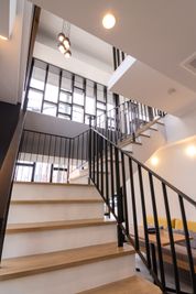 大きな吹き抜けの階段で2階へ - SAKUMA'S KITCH-INN （サクマーズキッチン） プライベート空間も楽しめるカフェ2F丸ごとレンタル！の室内の写真