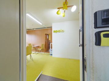 エレベータでましたら右側正面が入り口ドアになります - スポロスタジオ【溝の口駅徒歩２分】🎹ピアノ📶高速WIFI 会議室／Cルーム【駅２分】🎻ビブラフォン／電子ピアノ（即決）の入口の写真