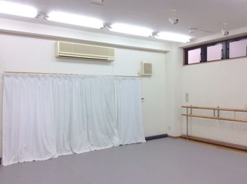 クーラー　換気口 - 横浜 TO BE STUDIO ダンスレッスンフロアの室内の写真