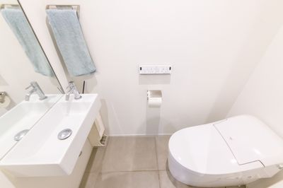 トイレは白とホワイトグレーで統一されております。 - 砧ハウススタジオ ハウススタジオ【動画撮影】の室内の写真