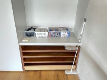 【モニター接続に必要なケーブルや延長コード、お掃除グッズがまとまっています】 - TIME SHARING 新宿御苑前 壱丁目参番館 1001の室内の写真