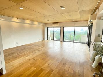 【外の景色を眺めながらのヨガや撮影にオススメ♪】 - TIME SHARING 新宿御苑前 壱丁目参番館 1001の室内の写真