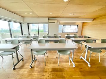 【使い勝手の良い2名×9テーブルのレイアウト】 - TIME SHARING 新宿御苑前 壱丁目参番館 1001の室内の写真