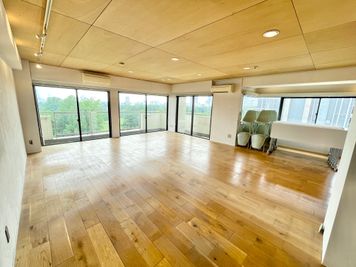 【会議用備品を入れると、広々とした空間になります】 - TIME SHARING 新宿御苑前 壱丁目参番館 1001の室内の写真