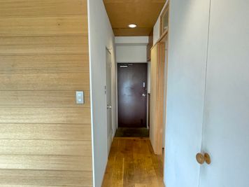 【玄関付近にトイレと流し台があります】 - TIME SHARING 新宿御苑前 壱丁目参番館 1001の設備の写真