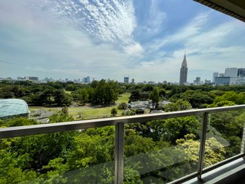 【新宿御苑の素晴らしい景色／ベランダからの眺望_1】 - TIME SHARING 新宿御苑前 壱丁目参番館 1001の室内の写真