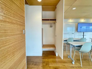 【お部屋内にハンガーラック棚があります】 - TIME SHARING 新宿御苑前 壱丁目参番館 1001の設備の写真