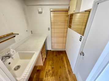 【トイレは右側のドアです】 - TIME SHARING 新宿御苑前 壱丁目参番館 1001の設備の写真