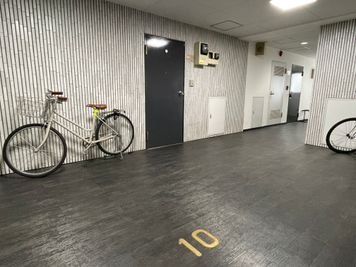 【エレベーターで10階まで上がり、右側の1001号室が当スペースです】 - TIME SHARING 新宿御苑前 壱丁目参番館 1001の入口の写真