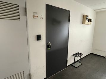 【スペース入口扉・傘立て】 - TIME SHARING 新宿御苑前 壱丁目参番館 1001の入口の写真