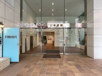 【建物正面入口_自動ドア】 - TIME SHARING 新宿御苑前 壱丁目参番館 1001の外観の写真