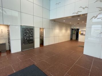 【広くて綺麗な1階ロビー】 - TIME SHARING 新宿御苑前 壱丁目参番館 1001の外観の写真