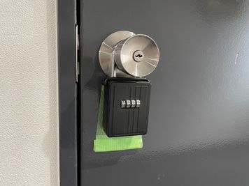 【キーボックスから鍵を取出してご入室いただきます】 - TIME SHARING 新宿御苑前 壱丁目参番館 1001の入口の写真