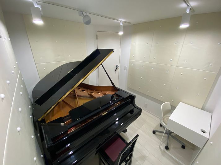 通常の照明 - カルパ音楽スタジオ 【カルパ音楽スタジオ】グランドピアノ付き完全防音室の室内の写真