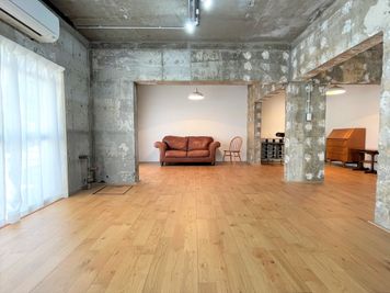 コンクリート壁/白壁/アンティーク家具/屋上撮影可 -  Studio YOKOSHIRO （スタジオ　ヨコシロ）