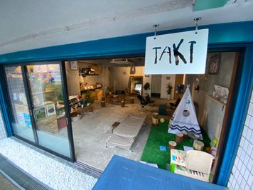 外から見た写真です。 - TAKT cafe キャンプ場のような多目的スペースの室内の写真